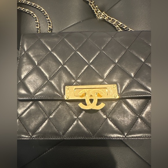 CHANEL LIMITED DESIGN LAMBSKIN BAG. EXCELLENT CONDITION W/ BOX, DUST BAG & PAPER - Picture 5 of 9